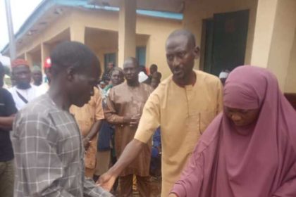 Niger commissioner donates cash to victims of boat mishap,