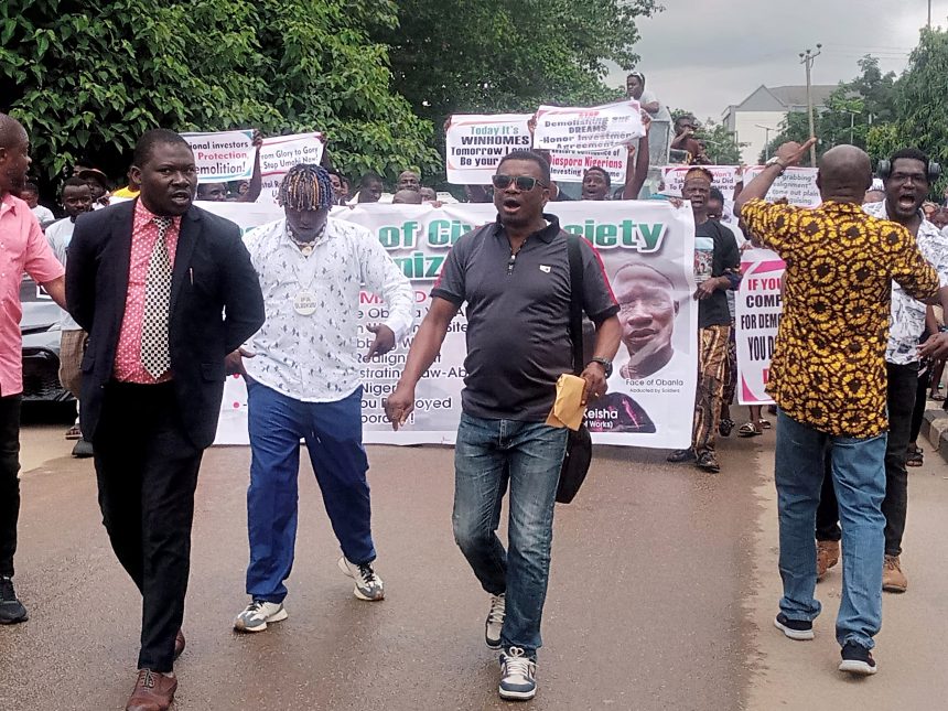 Protesters at the Ministry of Works