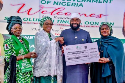 First Lady, Remi Tinubu, presenting N1 billion donation cheque to Governor of Niger State, Umar Bago over Niger flood