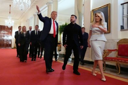Donald Trump and Volodymyr Zelensky walking,