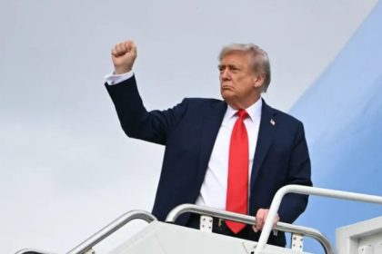 President Donald trump raising up his fist