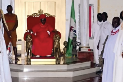 Mrs Folasade Tinubu-Ojo, her entoruage and Benin chiefs with the Oba of Benin
