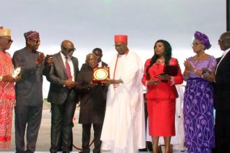 From left: HRM Igwe Alex Uzor Onyibo, Ezechuamagha 1 of Ogidi Kingdom; Mr. Festus Keyamo, Minister of Aviation and Aerospace Development; Professor Obiora Okonkwo, Chairman, United Nigeria Airlines; Dr Alex Otti, Governor of Abia State; HRM Igwe Nnaemeka Achebe, Obi of Onitsha; Mrs. Uju Ifejika, Chairman/CEO, Brittania-U Group of Companies; Mrs. Ngozi Anyaegbunam, Director, Seven Up Bottling Co and Dr. Allen Onyema, Chairman, Air Peace during the United Nigeria Airlines unveiling of Boeing 737-800NG named in honour of Igwe Nnaemeka Achebe and Professor Chinua Achebe, in Lagos yesterday