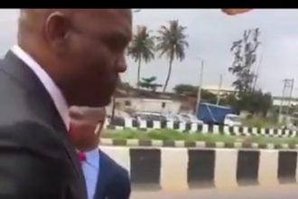 Tony Elumelu buying roasted corn2