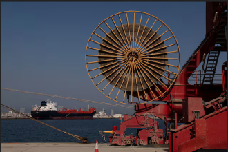 An oil tanker docked at the Port of Fujairah, as the U.S.-Israel conflict with Iran limits marine traffic in the Strait of Hormuz, in Fujairah, United Arab Emirates, May 6, 2026. REUTERS/Amr Alfiky/File Photo/File Photo Purchase Licensing Rights