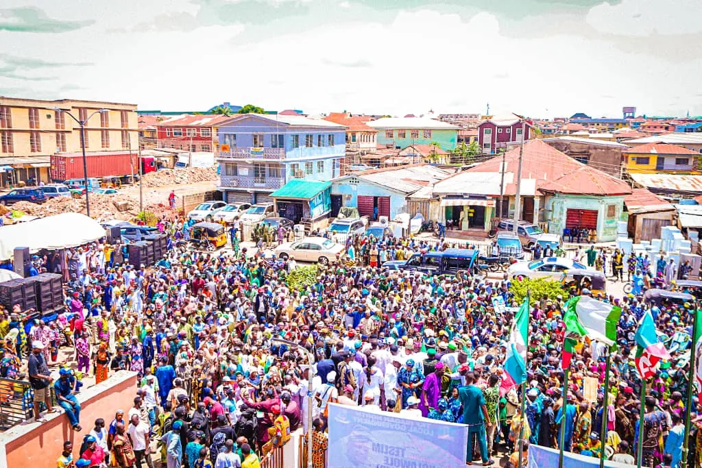 PDP, ADC, Accord members defect to APC in Oyo