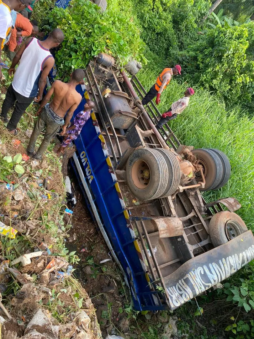 Two dead, 15 injured in Osun auto crash