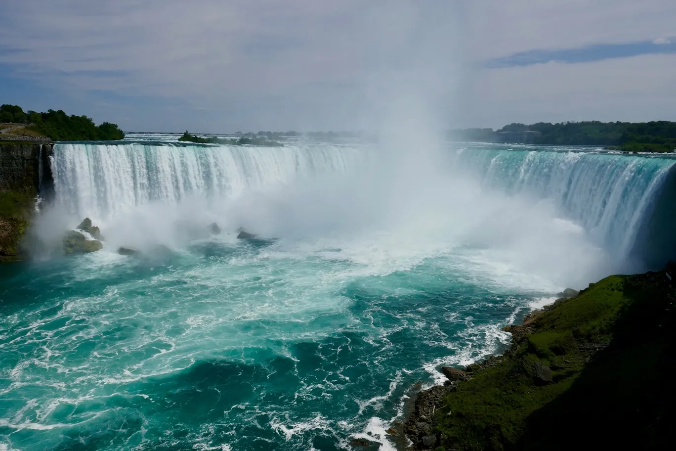 Niagra Falls. This is a great Canadian city spot for mingling