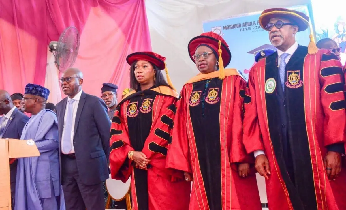 Group photo of Ogun Governor Dapo Abiodun and members of MAPOLY management staff