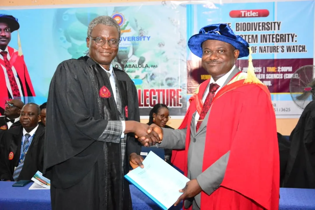 The inaugural lecturer, Porf Atobatele and Bowen VC, Prof Babalola during inaugural lecture on Surface water pollutants management